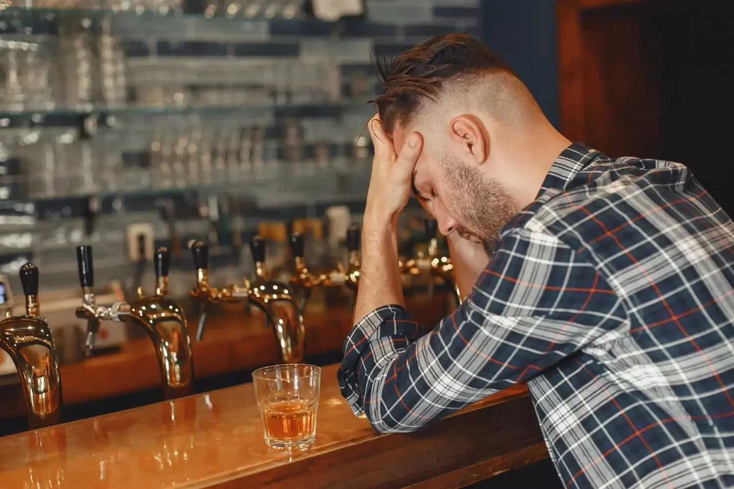 Ile osób w Polsce umiera z powodu zaburzeń związanych z alkoholem?