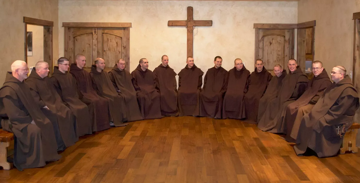 Męskie zgromadzenia zakonne. Ilu zakonników jest w Polsce?